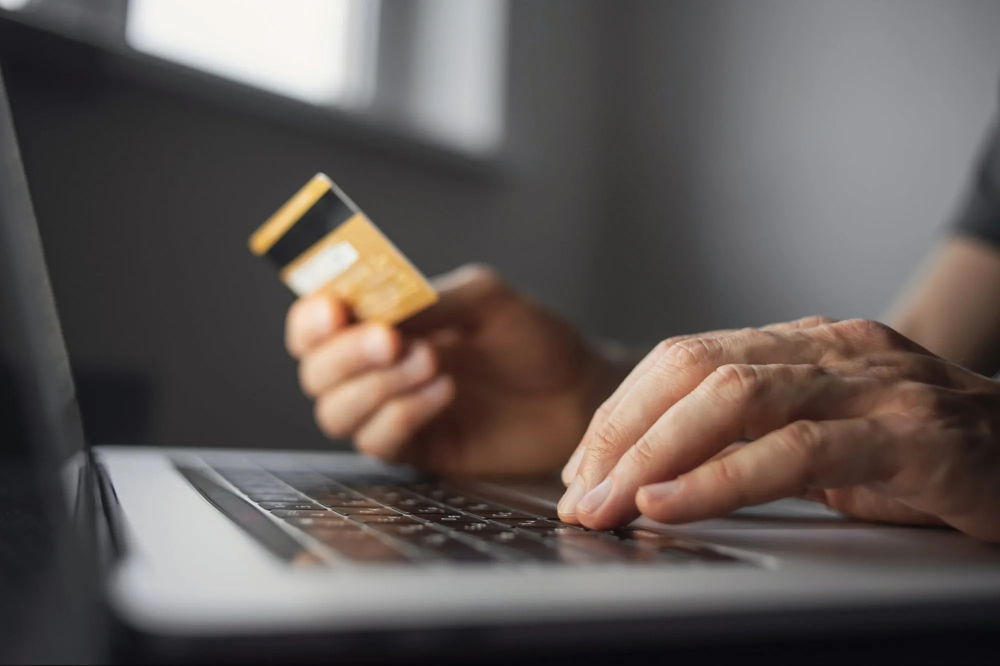 Person holding a credit card